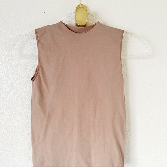 NEW Skims ESSENTIAL CREW NECK SLEEVELESS BODYSUIT size small medium - Picture 3 of 11